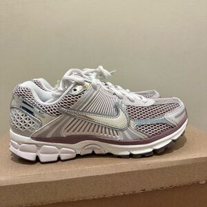 New Women Nike Zoom Vomero 5 Metallic Silver Platinum Violet HV6417 001